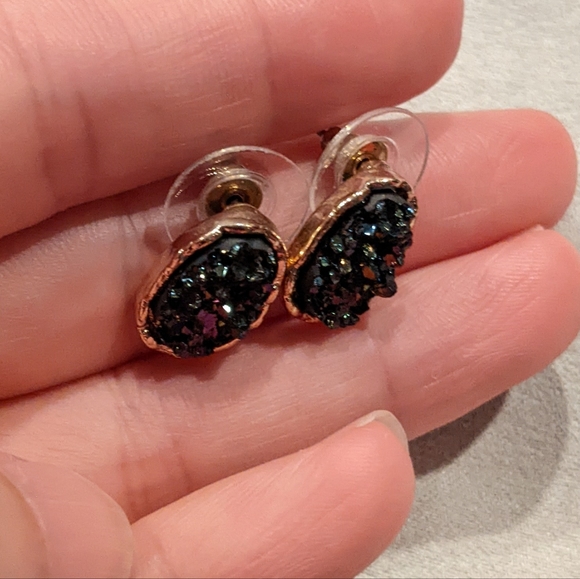 Dark purple iredescent druzy stud earrings - Picture 3 of 7